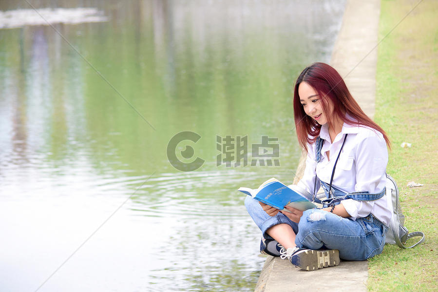 池塘边看书的长发女生图片素材免费下载