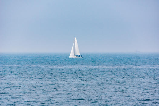 大海上白色帆船图片素材免费下载