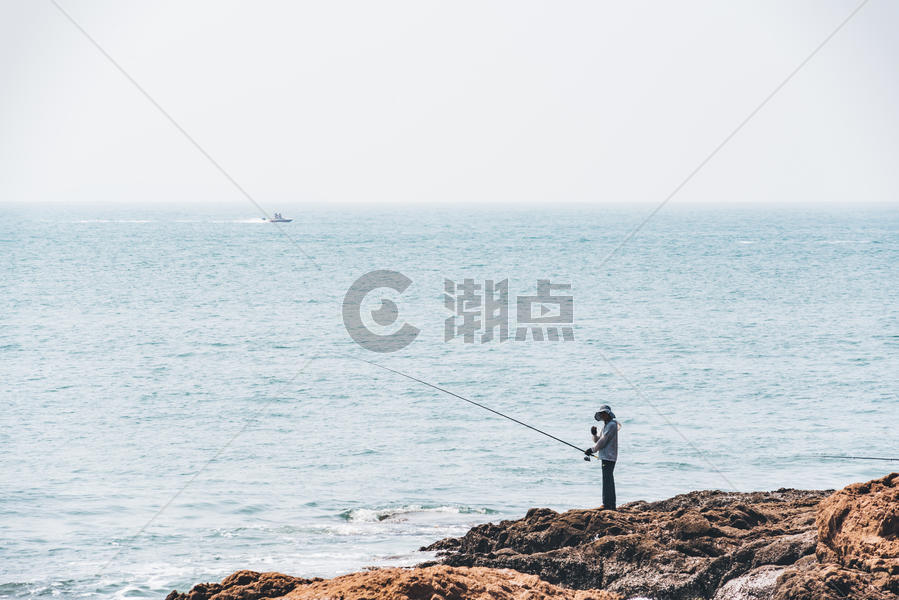 海边钓鱼的人图片素材免费下载