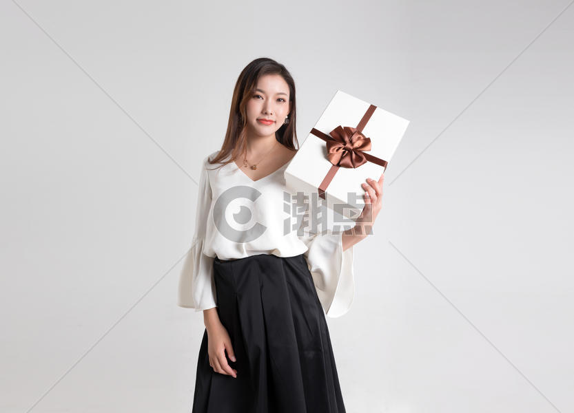 年轻美女拿着礼盒图片素材免费下载