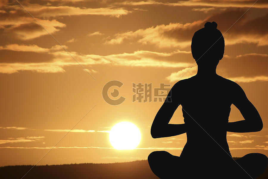 日出做瑜伽的女孩图片素材免费下载