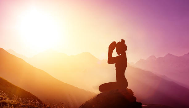 山顶上锻炼瑜伽的女性图片素材免费下载