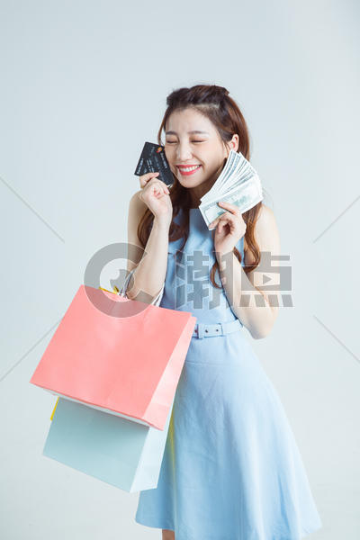 时尚女性用信用卡购物棚拍图片素材免费下载
