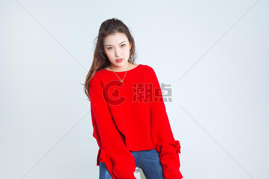 穿红色毛衣的时尚女性图片素材免费下载