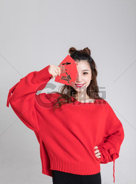 红色毛衣的可爱女生发红包图片素材免费下载