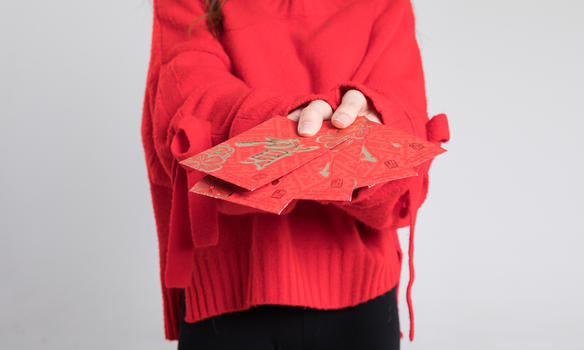 红色毛衣的可爱女生发红包图片素材免费下载