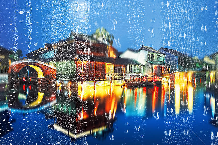 古镇下雨的夜景和倒影图片素材免费下载