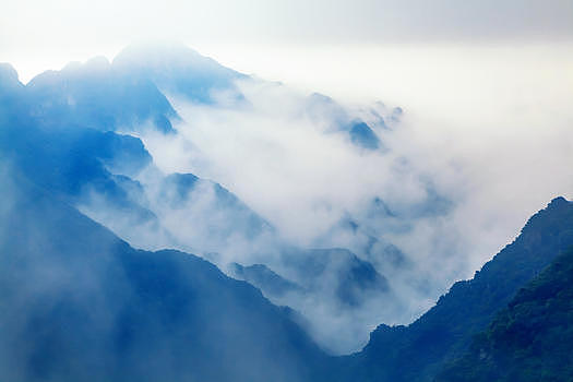 云雾迷漫山脉图片素材免费下载