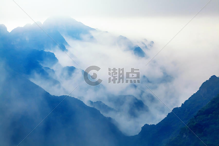 云雾迷漫山脉图片素材免费下载