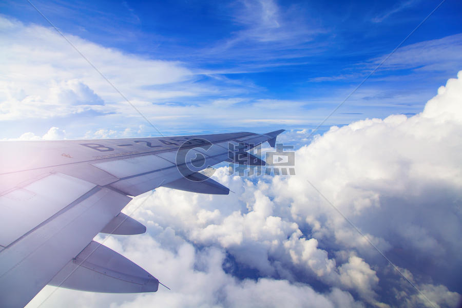 飞机起飞机翼下的云层图片素材免费下载