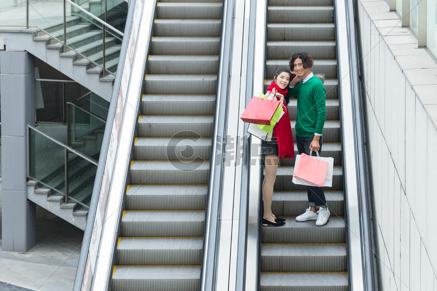 购物的情侣在坐电梯图片素材免费下载