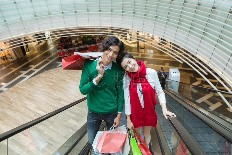 商场内购物年轻情侣坐电梯图片素材免费下载