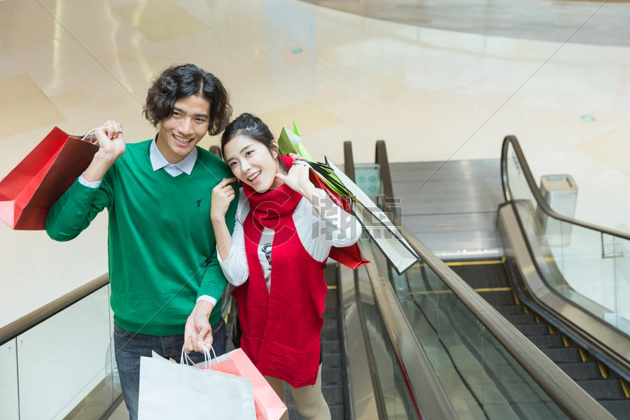 商场内购物年轻情侣坐电梯图片素材免费下载