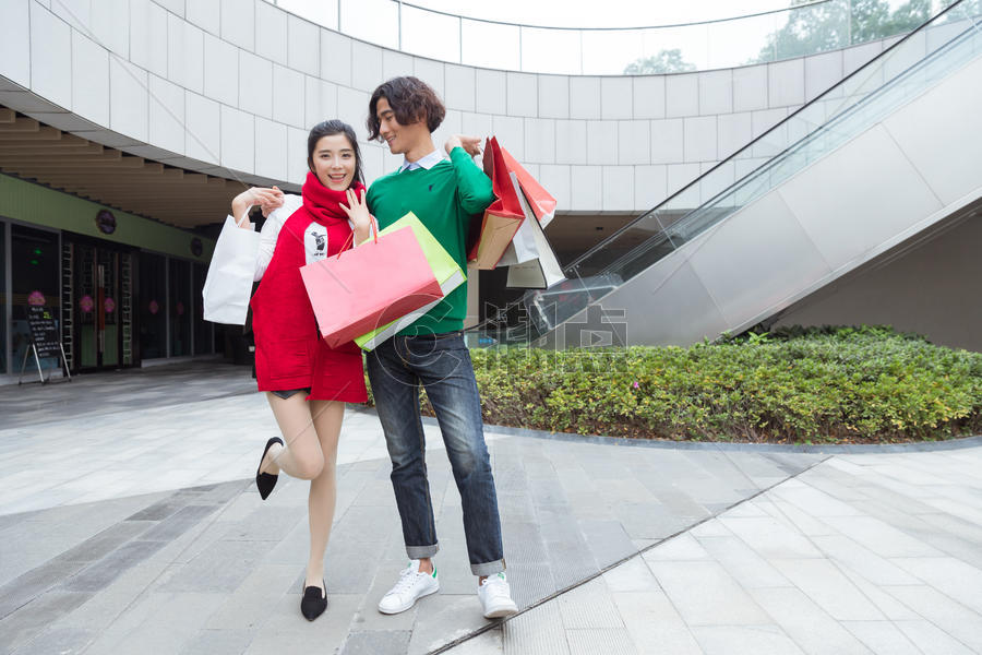 年轻情侣在快乐的购物图片素材免费下载
