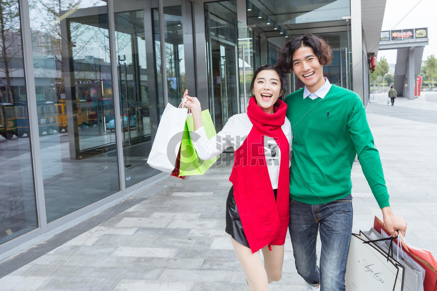 年轻情侣在快乐的购物图片素材免费下载