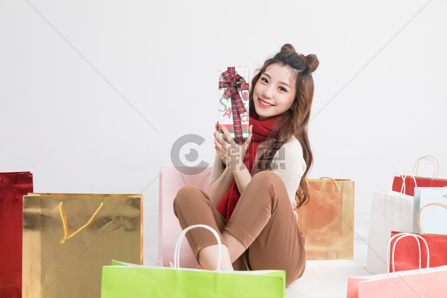 购物狂欢拿着礼盒的美女图片素材免费下载