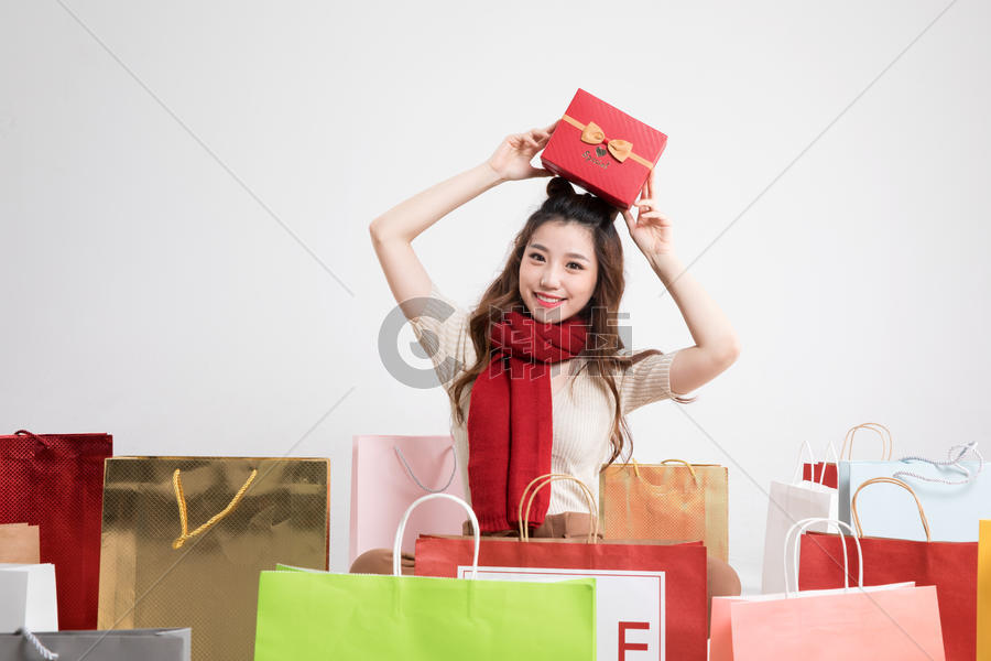 购物狂欢拿着礼盒的美女图片素材免费下载