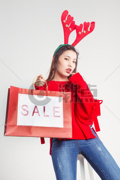带圣诞鹿角的时尚女性购物图片素材免费下载