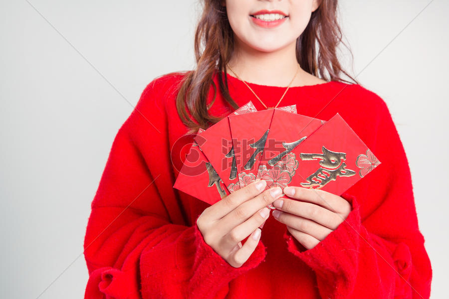 春节发红包的红衣女性图片素材免费下载