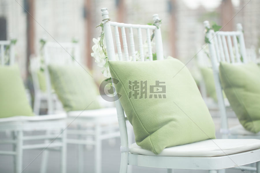 户外婚礼椅子装饰布置图片素材免费下载