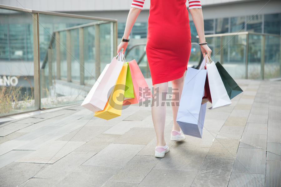 手拎购物袋的红衣女性图片素材免费下载