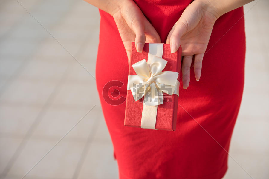 手拿礼物盒的红衣女性图片素材免费下载