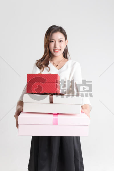 年轻女性抱着礼物盒图片素材免费下载
