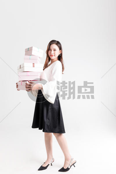 年轻女性抱着礼物盒图片素材免费下载