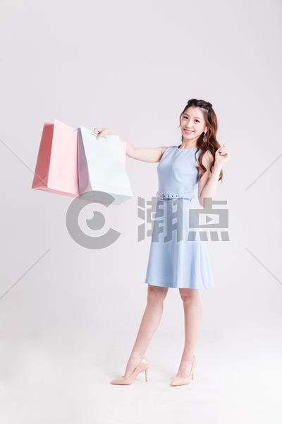 购物女性拿着购物袋做展示动作图片素材免费下载