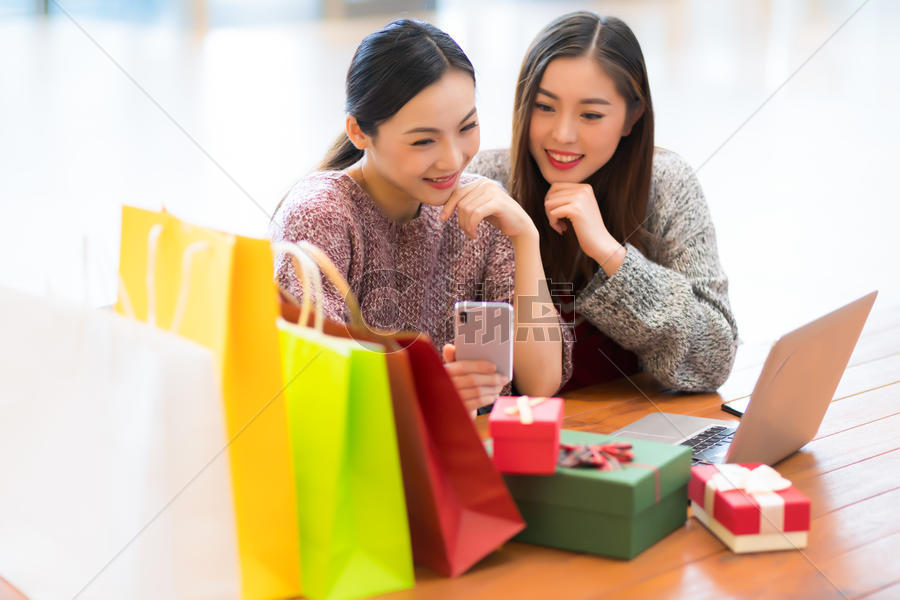 女性商业中心购物图片素材免费下载