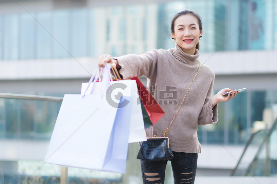 女性手提购物袋消费图片素材免费下载
