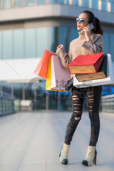 女性手提购物袋消费图片素材免费下载