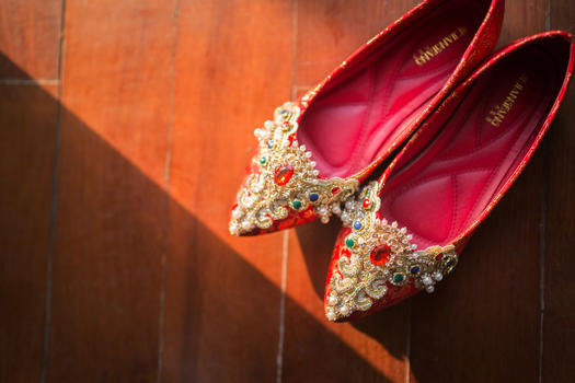 阳光下的红色婚鞋图片素材免费下载