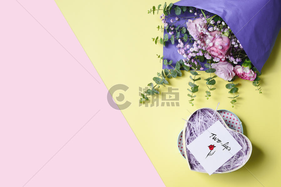 鲜花和礼物撞色静物背景图片素材免费下载