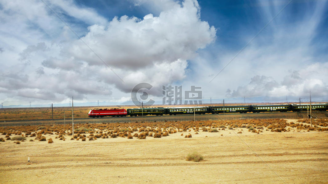 甘肃敦煌戈壁滩上前行的火车图片素材免费下载