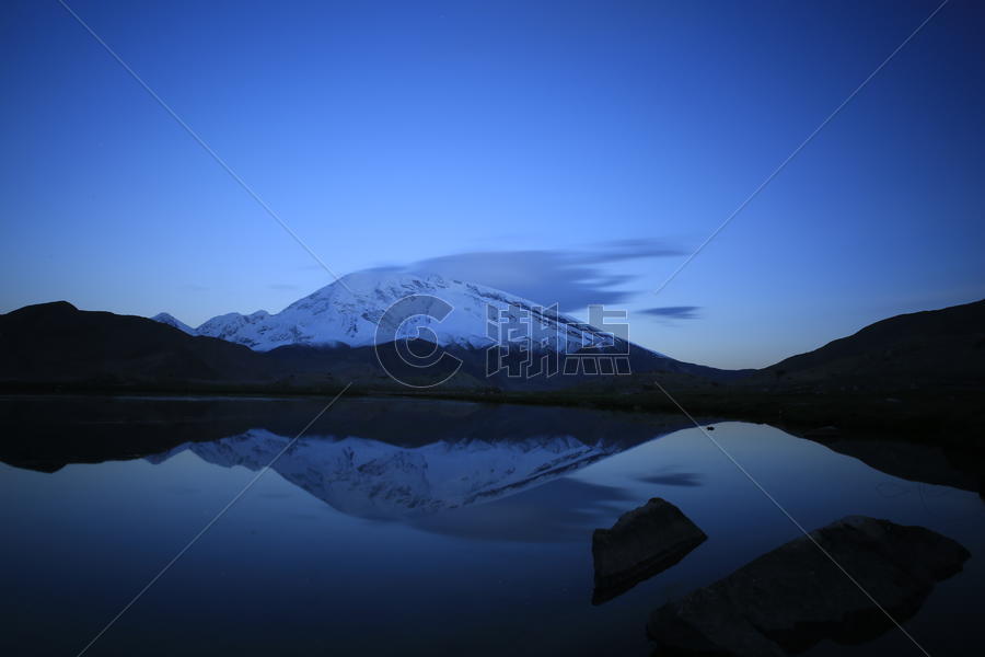 雪山、慕士塔格峰、湖面图片素材免费下载