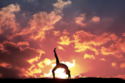 夕阳下的瑜伽女士图片素材免费下载