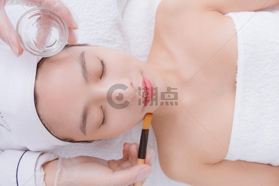 美女顾客在做洁面护肤图片素材免费下载