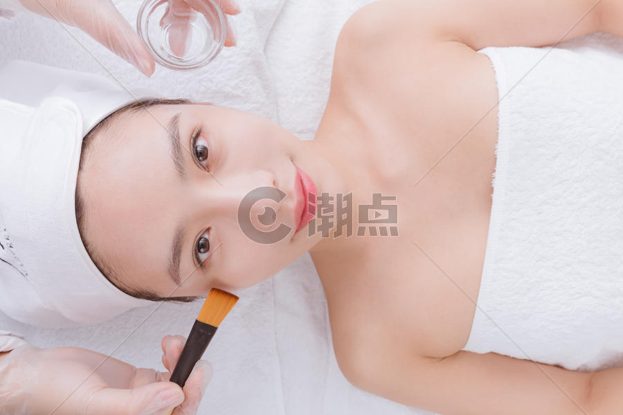 美女顾客在做洁面护肤图片素材免费下载