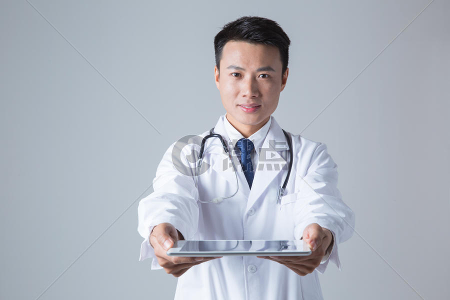 医生操作平板电脑图片素材免费下载