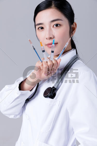 年轻女医生手拿针管图片素材免费下载