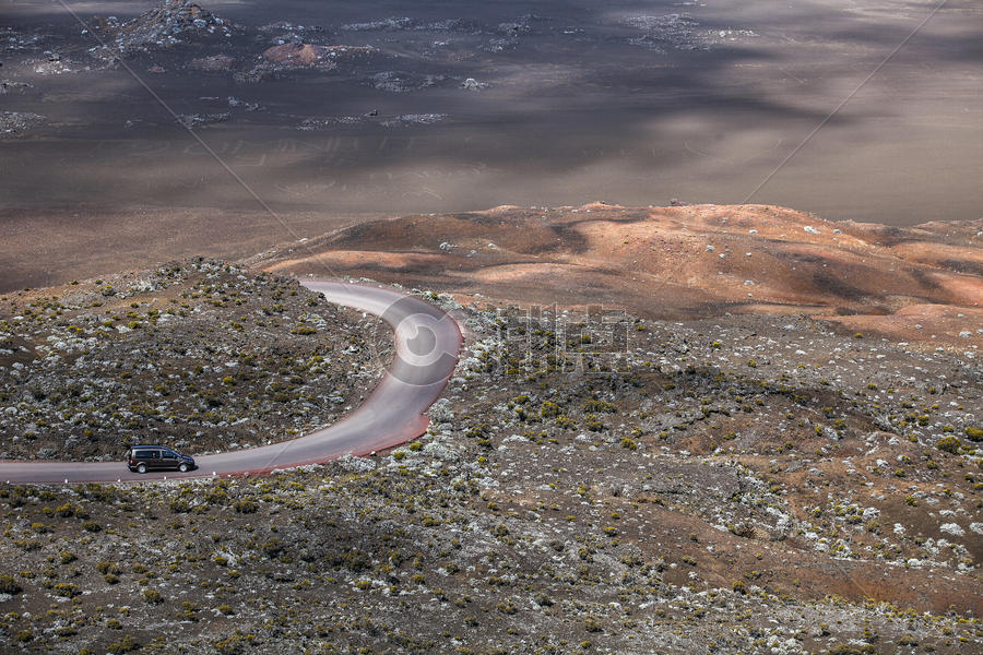 火山上的公路图片素材免费下载