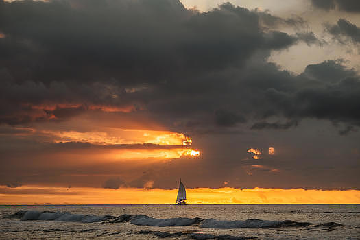 夕阳下的帆船和大海图片素材免费下载