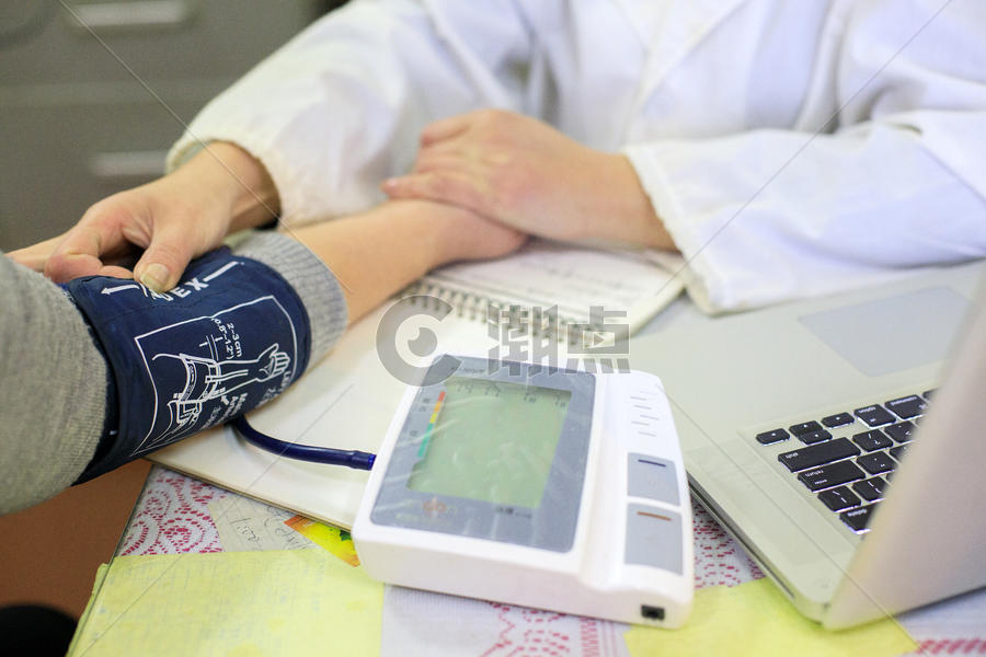 医疗服务中的量血压图片素材免费下载