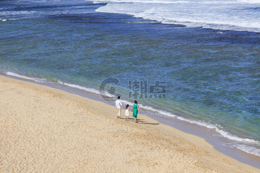 海滩度假的一家人图片素材免费下载
