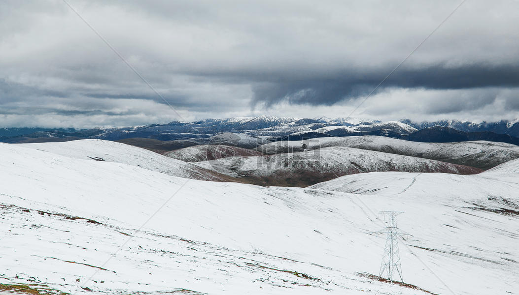 川西高原上辽阔的雪山图片素材免费下载