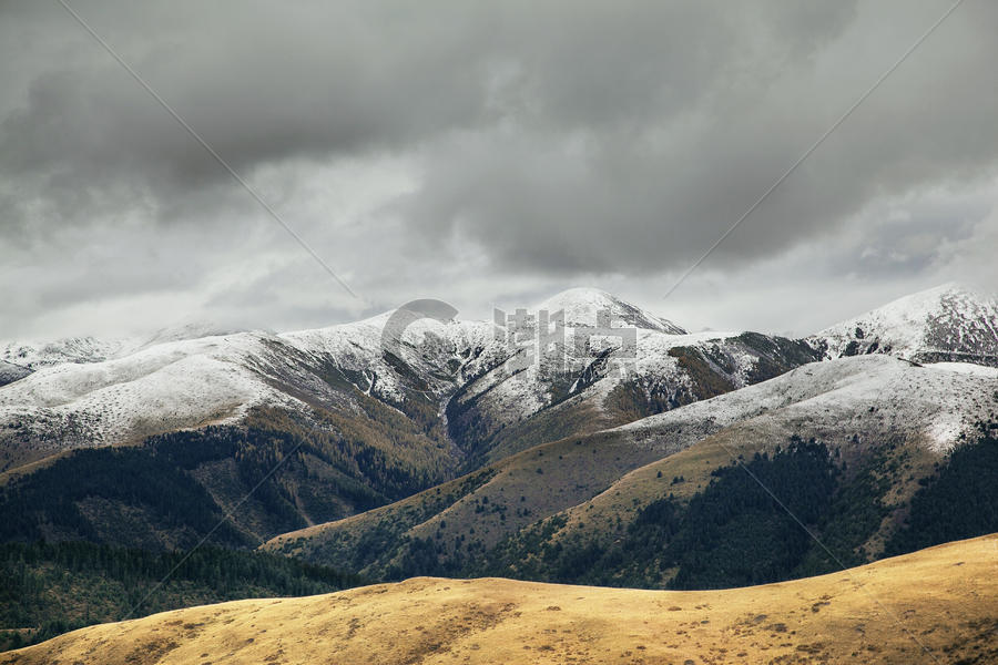 川西高原上辽阔的雪山图片素材免费下载