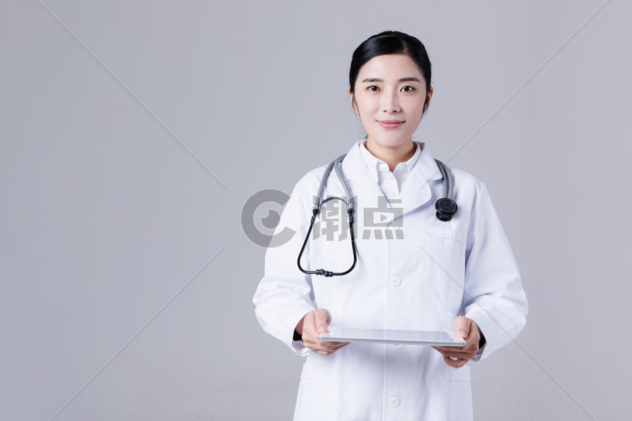 年轻医生使用平板电脑图片素材免费下载