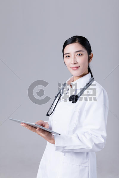 年轻医生使用平板电脑图片素材免费下载