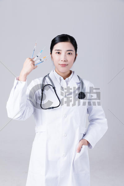 年轻女医生手拿针管图片素材免费下载